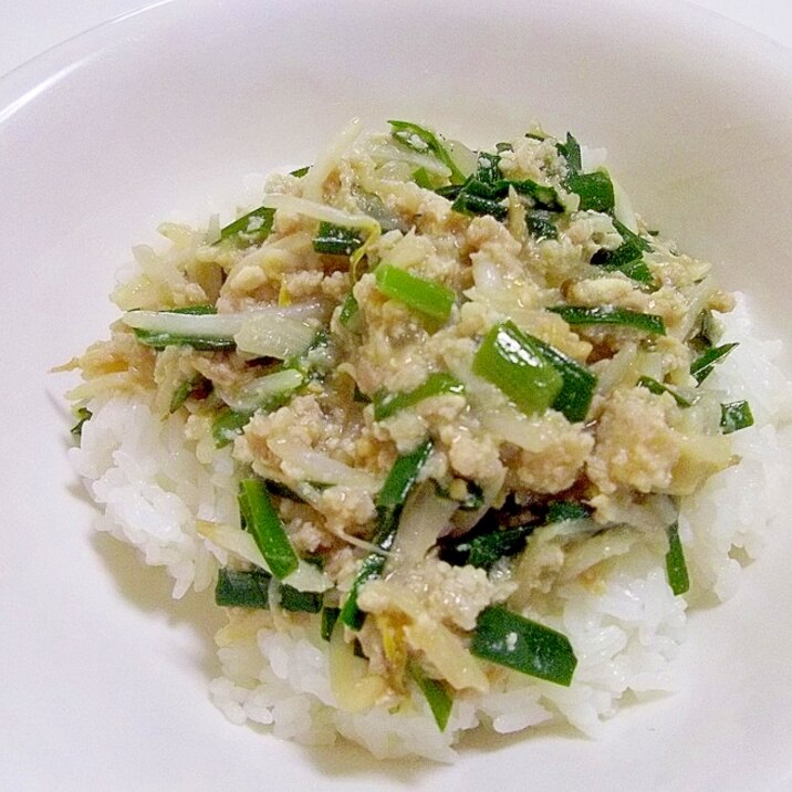 お肉ふわふわ♪ニラもやし味噌炒め丼♪